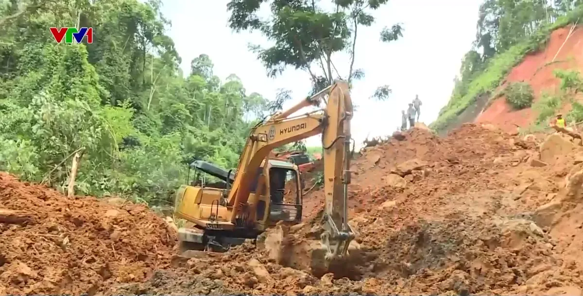 Quốc lộ 48 lên cửa khẩu Thông Thụ bị chia cắt do sạt lở sau bão số 10 - Ảnh 2.