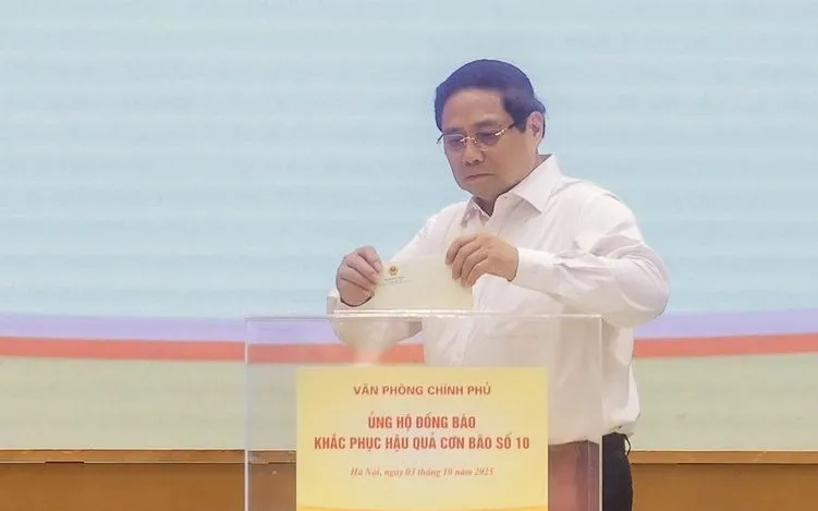 Thủ tướng Phạm Minh Chính quyên góp, ủng hộ đồng bào khắc phục hậu quả bão số 10.  Thủ tướng Phạm Minh Chính quyên góp, ủng hộ đồng bào khắc phục hậu quả bão số 10.