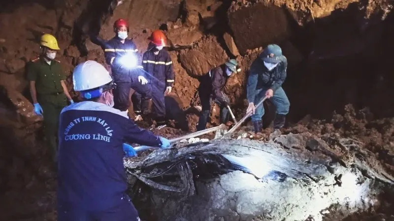 Tìm thấy 2 nạn nhân trong vụ xe bán tải bị vùi lấp tại Lào Cai - Ảnh 1.