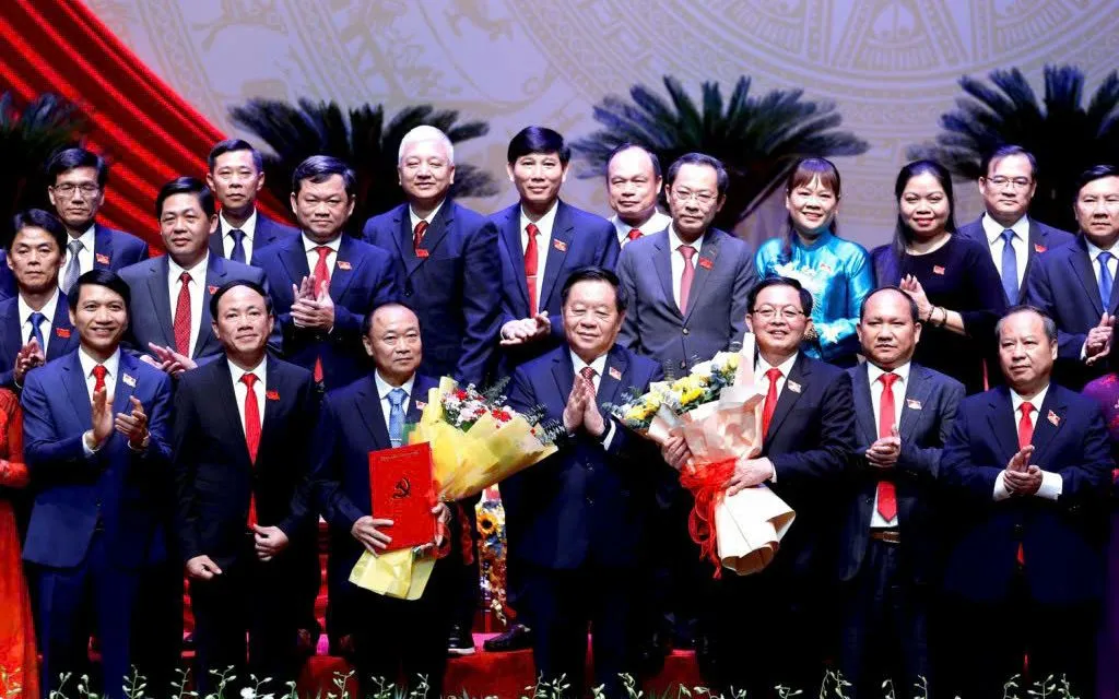 Ủy viên Bộ Chính trị, Bí thư Trung ương Đảng, Trưởng Ban Tuyên giáo và Dân vận Trung ương Nguyễn Trọng Nghĩa trao quyết định và tặng hoa tân Bí thư tỉnh ủy Gia Lai. Ủy viên Bộ Chính trị, Bí thư Trung ương Đảng, Trưởng Ban Tuyên giáo và Dân vận Trung ương Nguyễn Trọng Nghĩa trao quyết định và tặng hoa tân Bí thư tỉnh ủy Gia Lai.