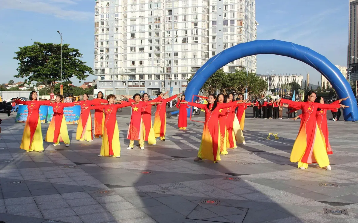 Một tiết mục biểu diễn nhảy dân vũ tại lễ hội. Ảnh:Tùng Lâm Một tiết mục biểu diễn nhảy dân vũ tại lễ hội. Ảnh:Tùng Lâm