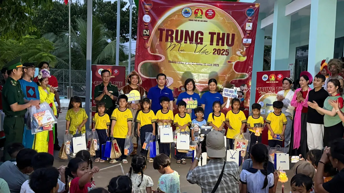 TP Hồ Chí Minh: Hơn 2.000 phần quà Trung thu đến với trẻ em vùng biên giới biển- Ảnh 2. TP Hồ Chí Minh: Hơn 2.000 phần quà Trung thu đến với trẻ em vùng biên giới biển- Ảnh 2.