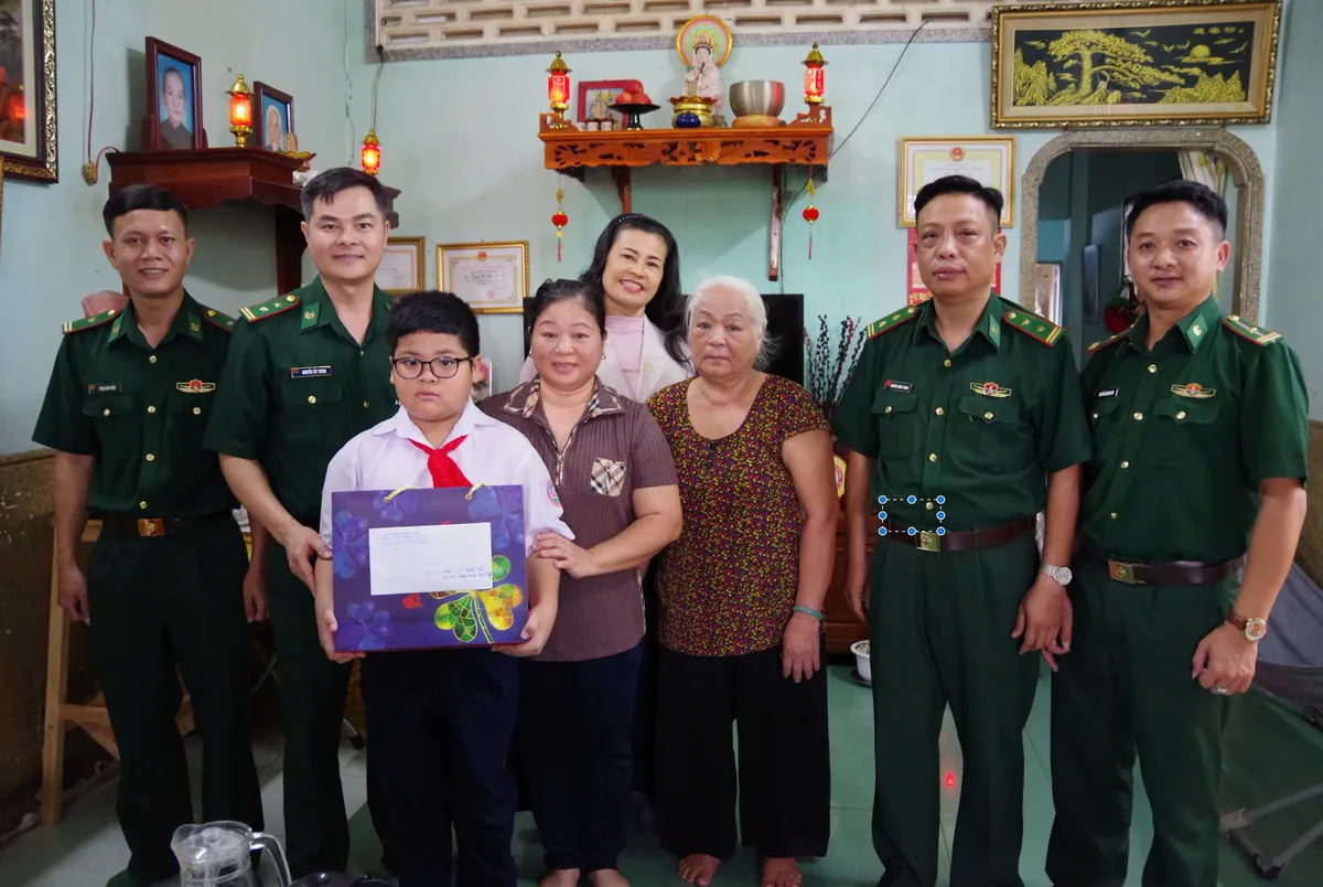 TP Hồ Chí Minh: Hơn 2.000 phần quà Trung thu đến với trẻ em vùng biên giới biển- Ảnh 4. TP Hồ Chí Minh: Hơn 2.000 phần quà Trung thu đến với trẻ em vùng biên giới biển- Ảnh 4.