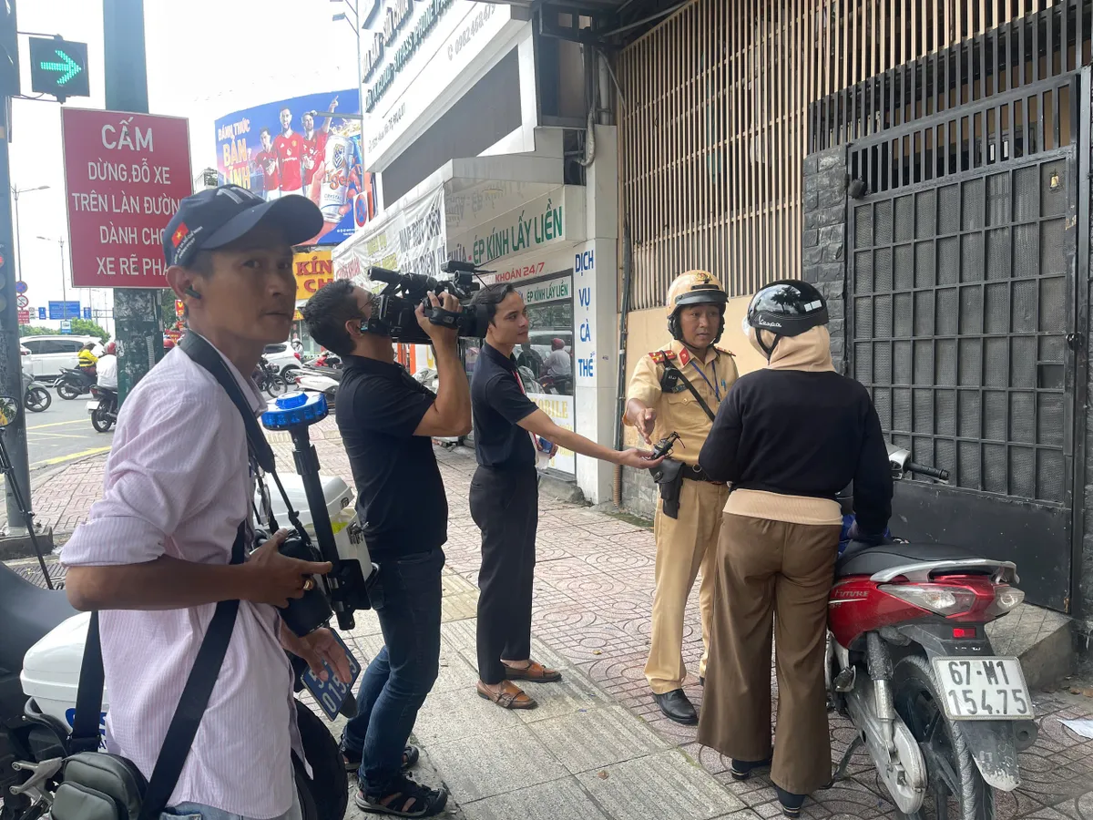 TP Hồ Chí Minh: CSGT chấn chỉnh tình trạng dừng xe trên vạch mắt võng- Ảnh 1.