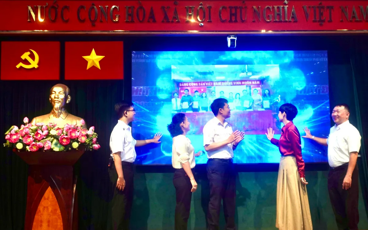 Các đại biểu thực hiện nghi thức phát động chương trình Các đại biểu thực hiện nghi thức phát động chương trình