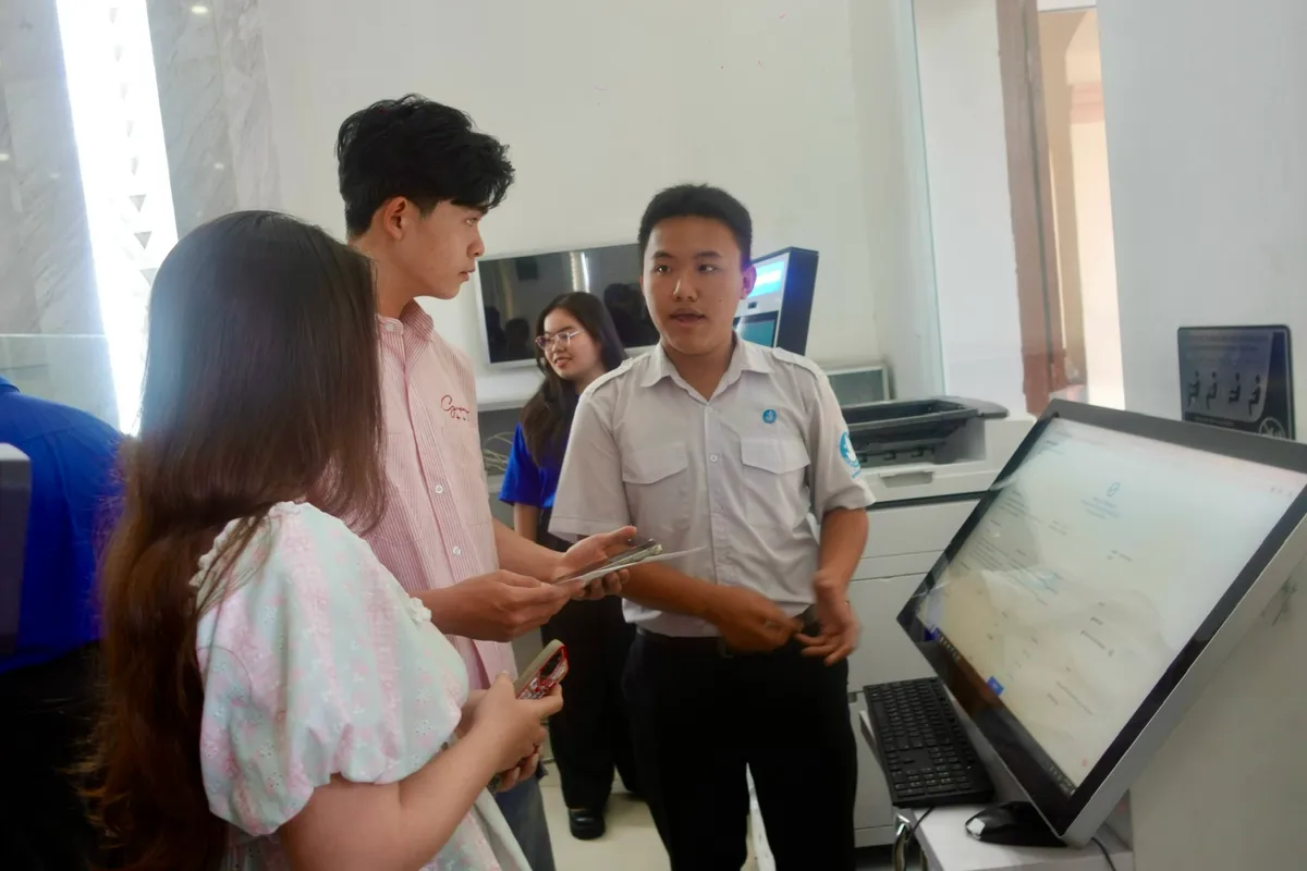 Sinh viên TP Hồ Chí Minh tham gia xây dựng chính quyền địa phương hai cấp - Ảnh 6.