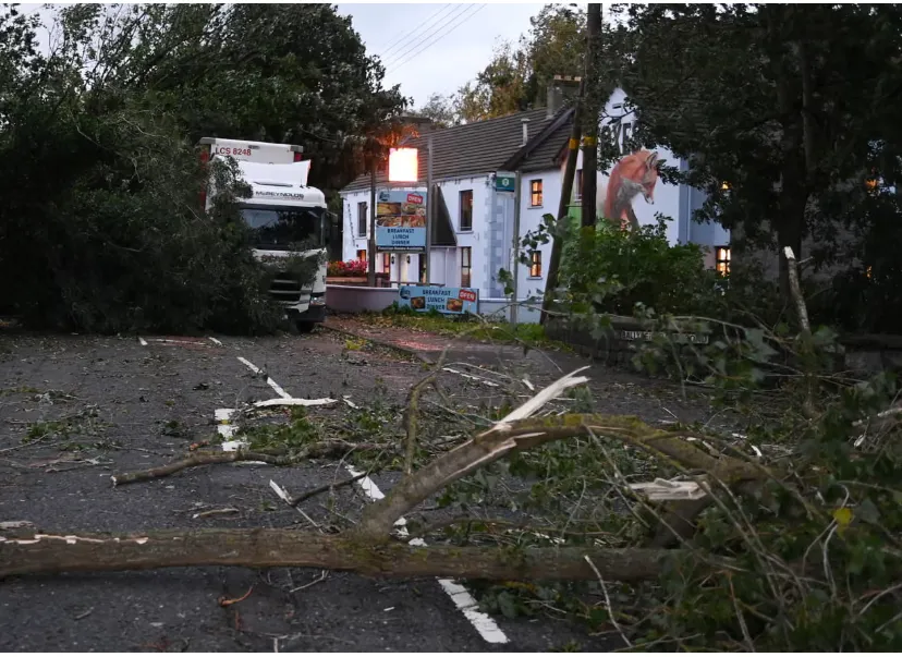 Bão Amy càn quét Anh, Ireland và Hà Lan, hàng trăm nghìn hộ mất điện- Ảnh 2.
