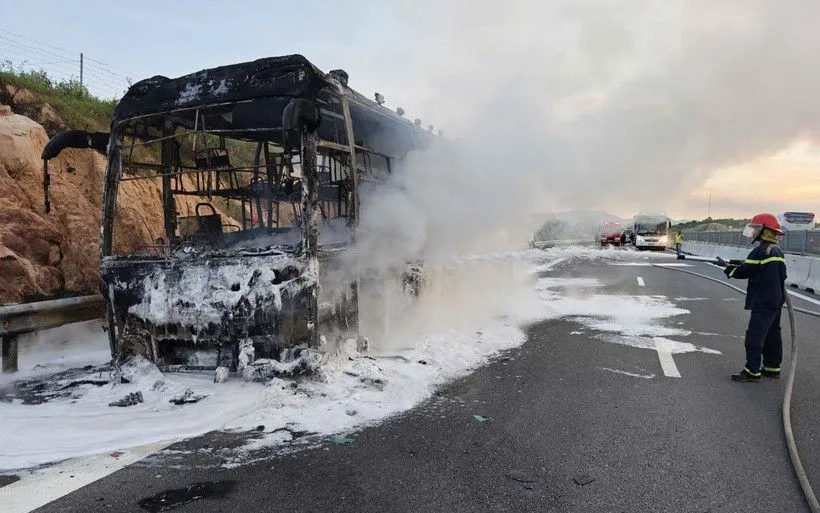 Cháy xe khách trên cao tốc Nha Trang-Cam Lâm. (Ảnh: TTXVN)