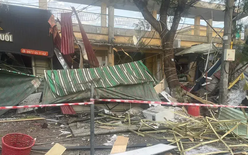 Vụ nổ khiến mái che một số ki-ốt bị kéo sập, nhiều đồ đạc hư hỏng (Nguồn: PLO)