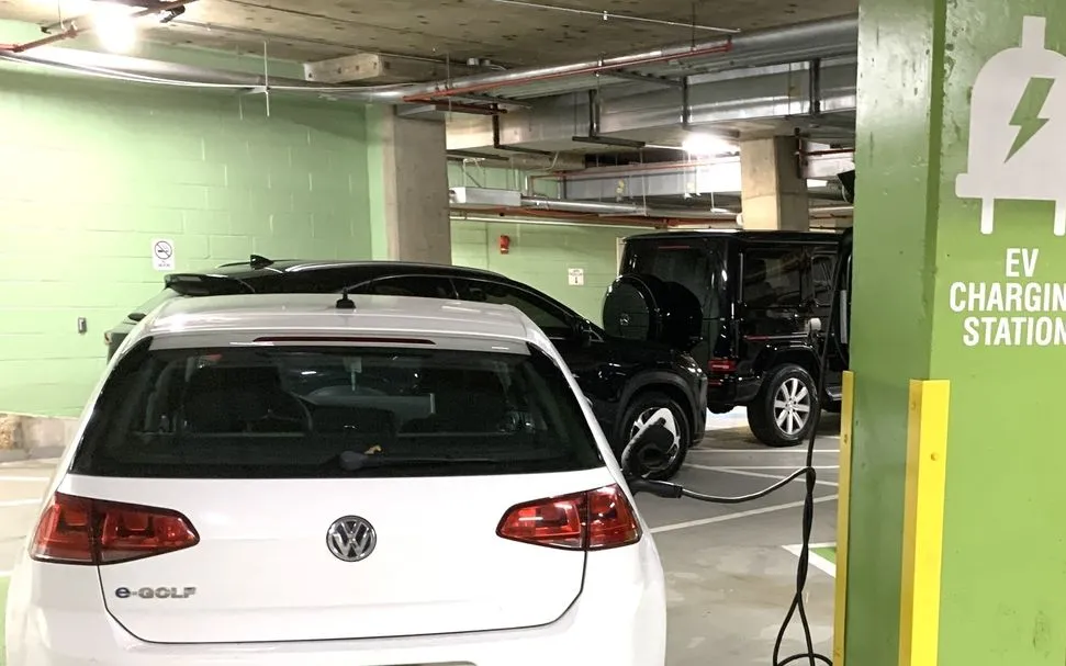 Một chiếc xe điện đang xạc tại khu vực dành riêng trong một hầm đỗ xe ở trung tâm thủ đô Washington D.C. Ảnh: Ngọc Quang - PV TTXVN tại Mỹ Một chiếc xe điện đang xạc tại khu vực dành riêng trong một hầm đỗ xe ở trung tâm thủ đô Washington D.C. Ảnh: Ngọc Quang - PV TTXVN tại Mỹ