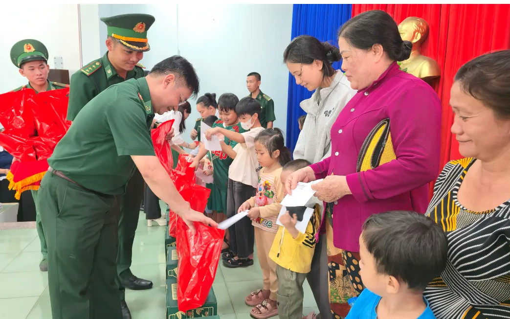 Đại diện lãnh đạo BĐBP TP Hồ Chí Minh và các nhà hảo tâm tặng quà trung thu cho các cháu thiếu nhi trên địa bàn xã Bình Châu. Ảnh Văn Danh. Đại diện lãnh đạo BĐBP TP Hồ Chí Minh và các nhà hảo tâm tặng quà trung thu cho các cháu thiếu nhi trên địa bàn xã Bình Châu. Ảnh Văn Danh.