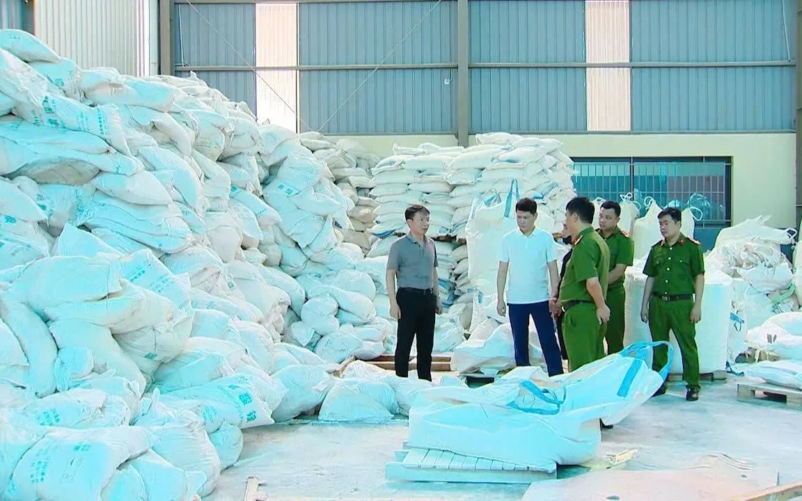 Giám đốc Công an tỉnh Phú Thọ Nguyễn Minh Tuấn trực tiếp chỉ đạo lực lượng chức năng tiến hành kiểm tra, khám xét tại kho hàng của công ty TNHH TOMOKEN Việt Nam. Ảnh: CA Phú Thọ. Giám đốc Công an tỉnh Phú Thọ Nguyễn Minh Tuấn trực tiếp chỉ đạo lực lượng chức năng tiến hành kiểm tra, khám xét tại kho hàng của công ty TNHH TOMOKEN Việt Nam. Ảnh: CA Phú Thọ.