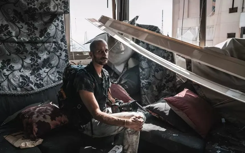Phóng viên ảnh Antoni Lallican tại Beirut vào tháng 10/2024 (Ảnh: Raghed Waked) Phóng viên ảnh Antoni Lallican tại Beirut vào tháng 10/2024 (Ảnh: Raghed Waked)
