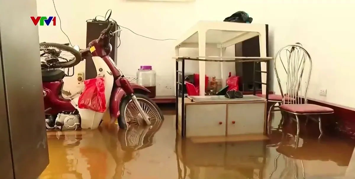Cuộc sống người dân khó khăn ở vùng ngập của Thủ đô - Ảnh 1.