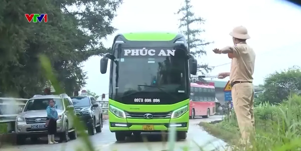 Khẩn trương khắc phục sạt lở trên Quốc lộ 4D - Ảnh 1.