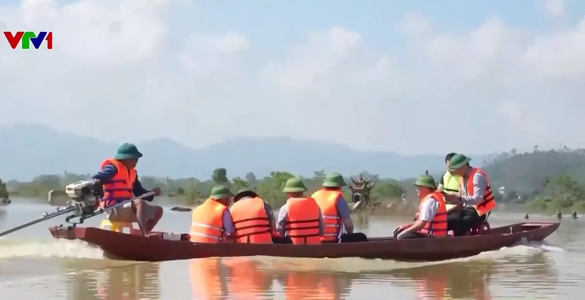 Nghệ An khẩn trương hỗ trợ người dân vùng ngập lụt sâu - Ảnh 1.