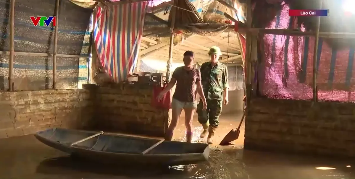 Nghệ An khẩn trương hỗ trợ người dân vùng ngập lụt sâu - Ảnh 2.