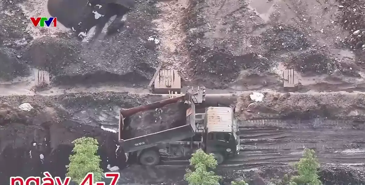 Bắt quả tang doanh nghiệp ch&ocirc;n lấp chất thải độc hại - Ảnh 1.