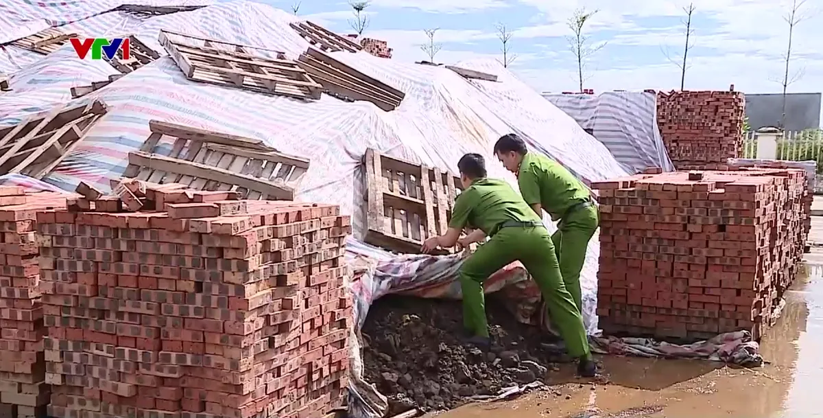 Bắt quả tang doanh nghiệp ch&ocirc;n lấp chất thải độc hại - Ảnh 2.