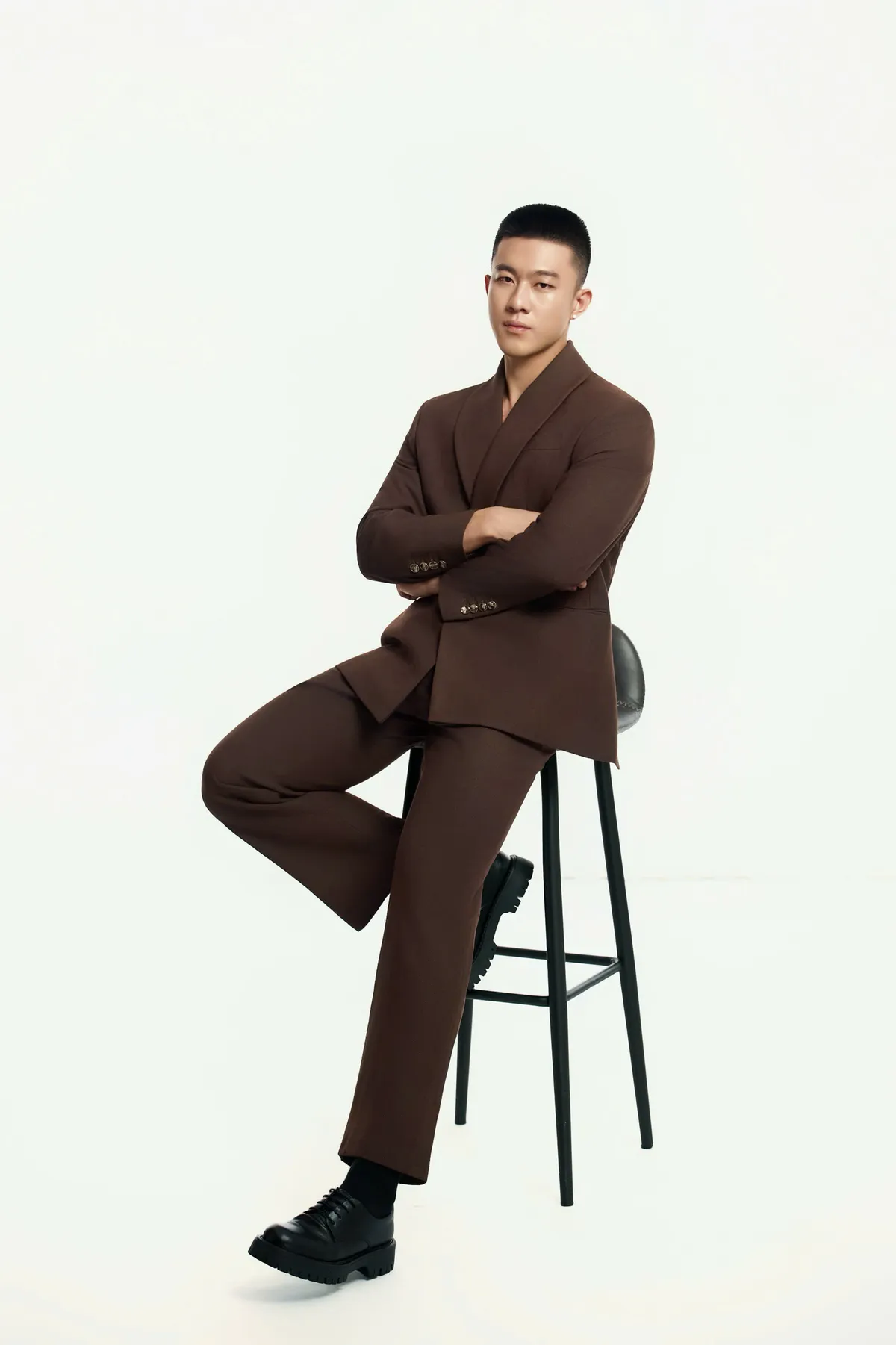 Đoàn Công Vinh đem trang phục dân tộc "Đầu cơ nghiệp" đến Mister Global 2025 - Ảnh 2.