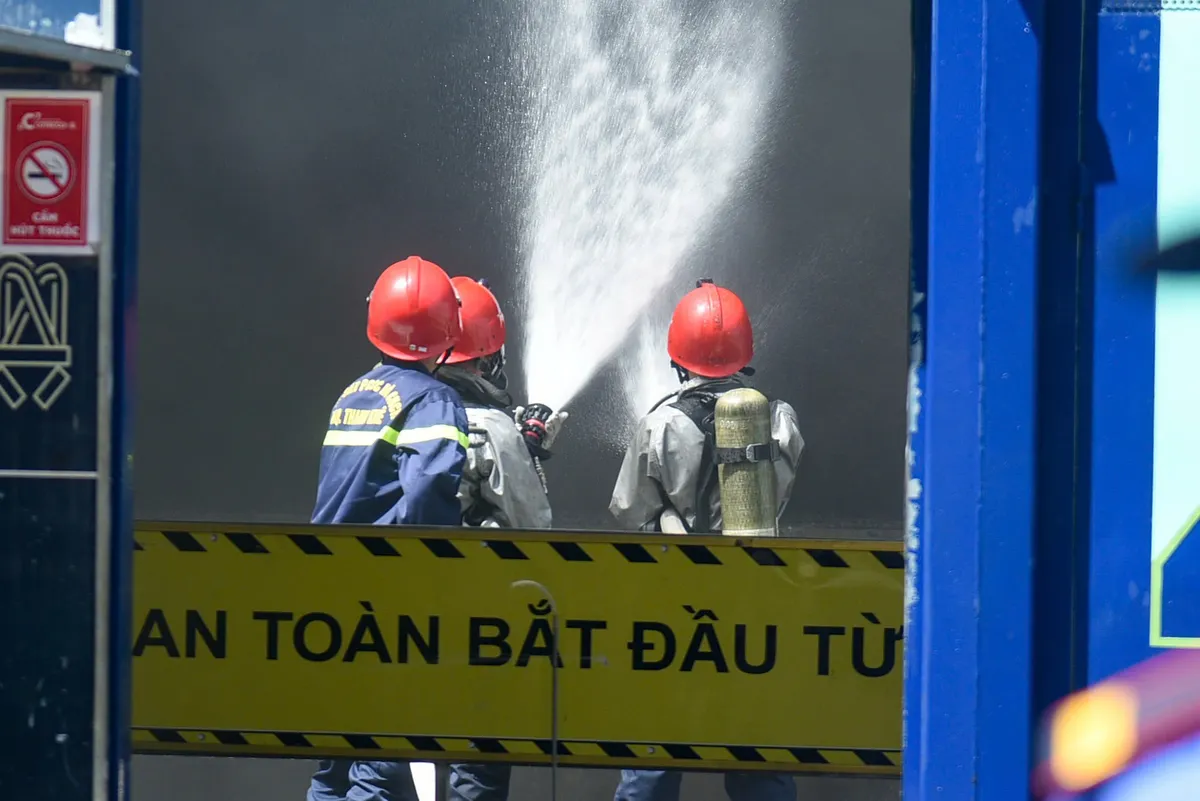 Hàng trăm công nhân sơ tán khẩn cấp khỏi vụ cháy tại công trường xây dựng Trung tâm cao ốc tại Đà Nẵng.   - Ảnh 10.