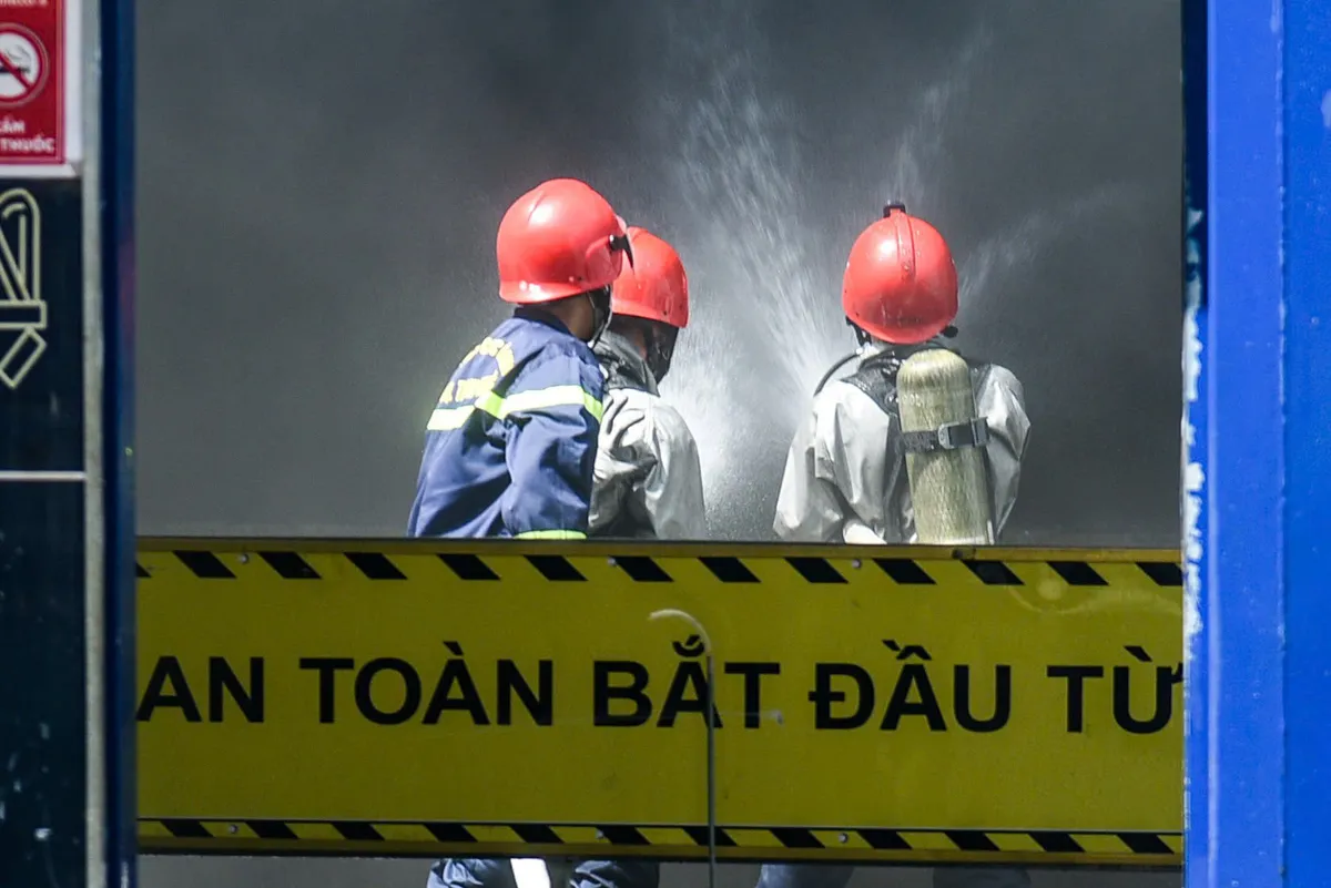 Hàng trăm công nhân sơ tán khẩn cấp khỏi vụ cháy tại công trường xây dựng Trung tâm cao ốc tại Đà Nẵng.   - Ảnh 3.