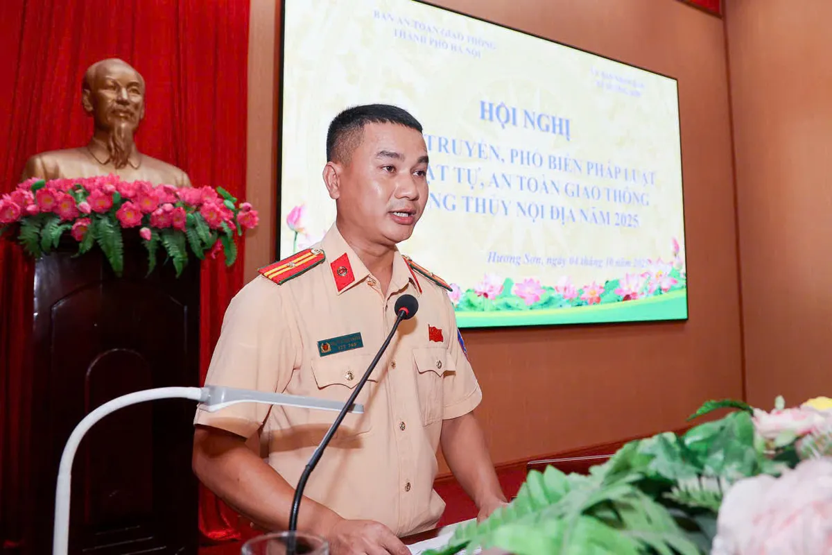 Tập huấn ATGT đường thủy hơn 200 cán bộ quản lý, người lái đò khu di tích Chùa Hương. - Ảnh 1.
