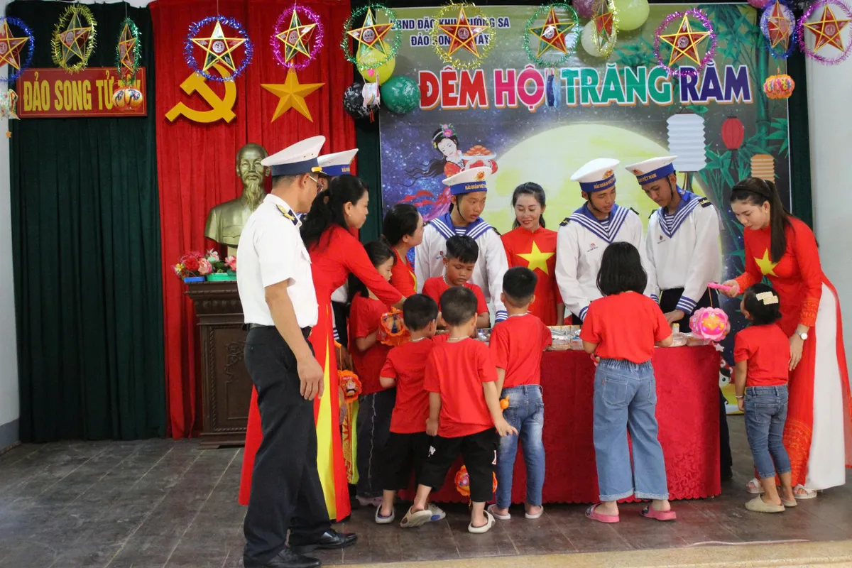 Trung thu ấm áp trên Đặc khu Trường Sa - Ảnh 1.