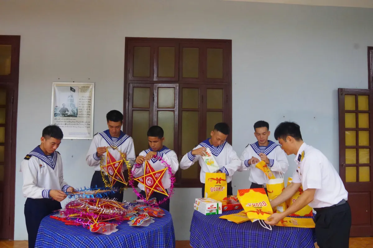 Trung thu ấm áp trên Đặc khu Trường Sa - Ảnh 3.