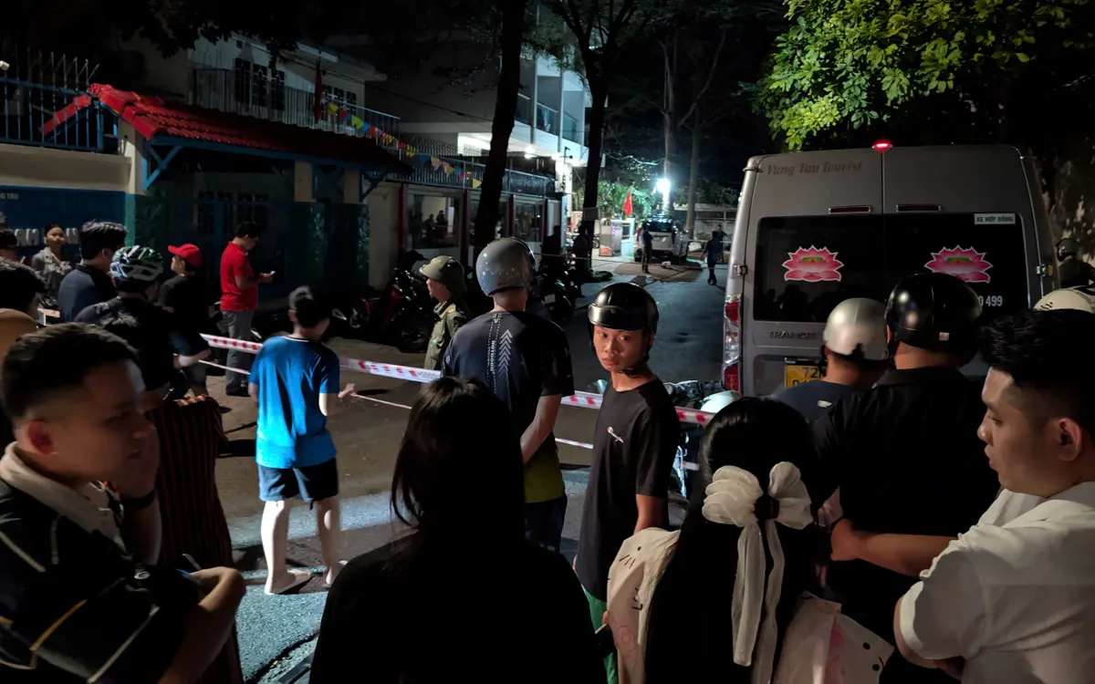 Nhiều người dân theo dõi vụ việc. Ảnh: AX. Nhiều người dân theo dõi vụ việc. Ảnh: AX.