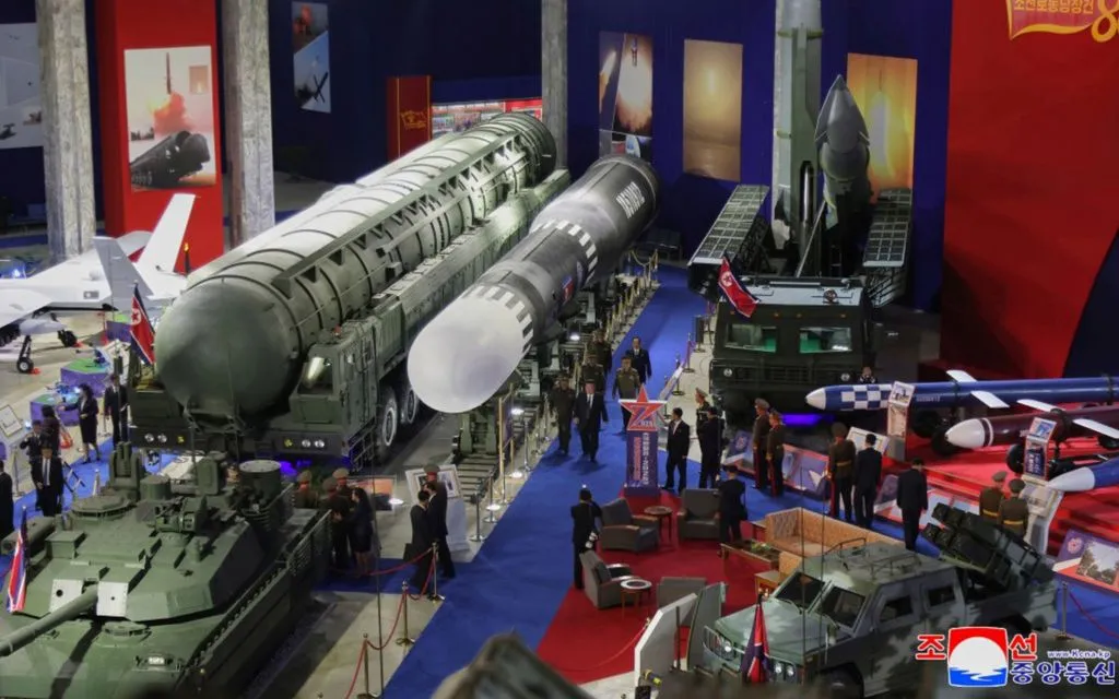 Nhà lãnh đạo Kim Jong Un tham quan triển lãm khí tài quân sự tại Bình Nhưỡng, Triều Tiên, ngày 4/10/2025. (Ảnh: KCNA/AP) Nhà lãnh đạo Kim Jong Un tham quan triển lãm khí tài quân sự tại Bình Nhưỡng, Triều Tiên, ngày 4/10/2025. (Ảnh: KCNA/AP)