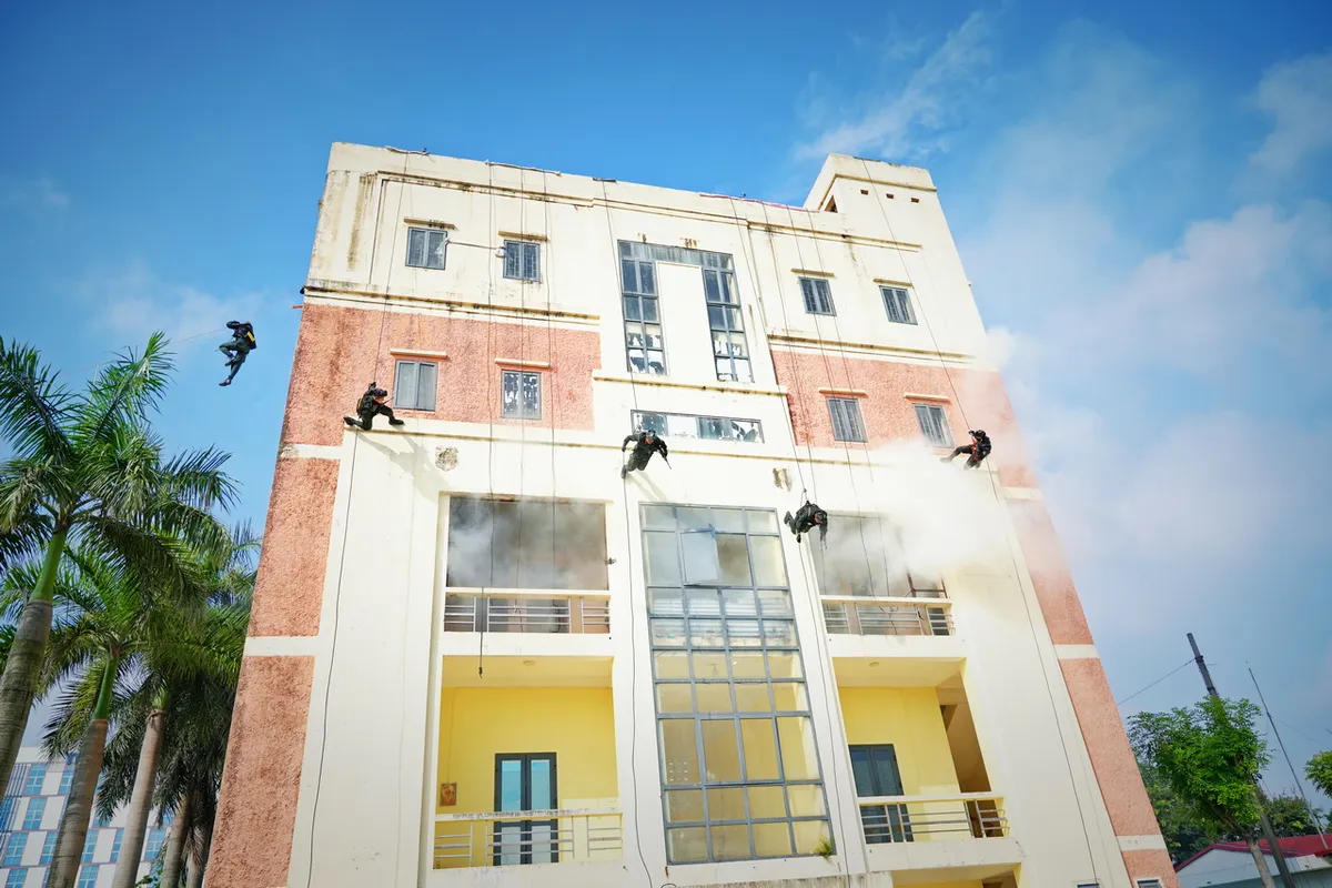 Chiến sĩ quả cảm - Tập 11: Tái hiện cuộc giải cứu con tin từ hang ổ tội phạm buôn người - Ảnh 9.