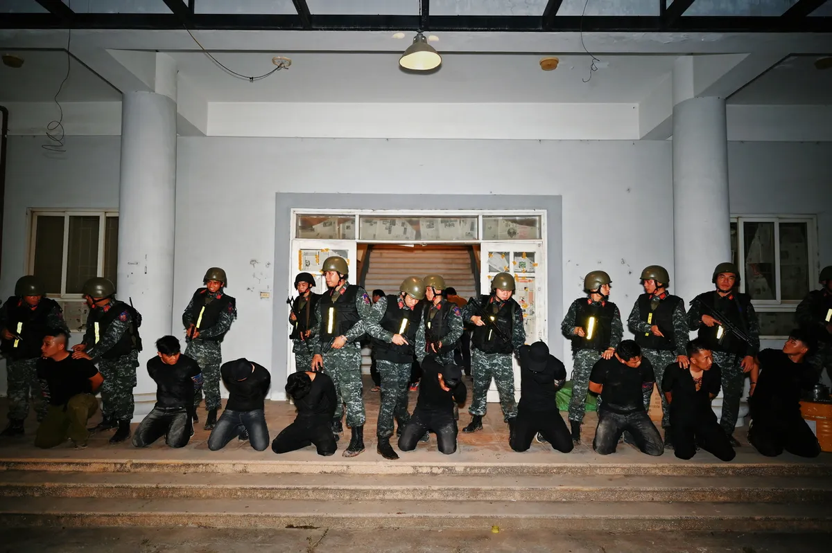 Chiến sĩ quả cảm - Tập 11: Tái hiện cuộc giải cứu con tin từ hang ổ tội phạm buôn người - Ảnh 13.