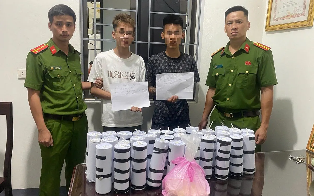 Hai đối tượng cùng số tang vật tại Cơ quan Công an Hai đối tượng cùng số tang vật tại Cơ quan Công an