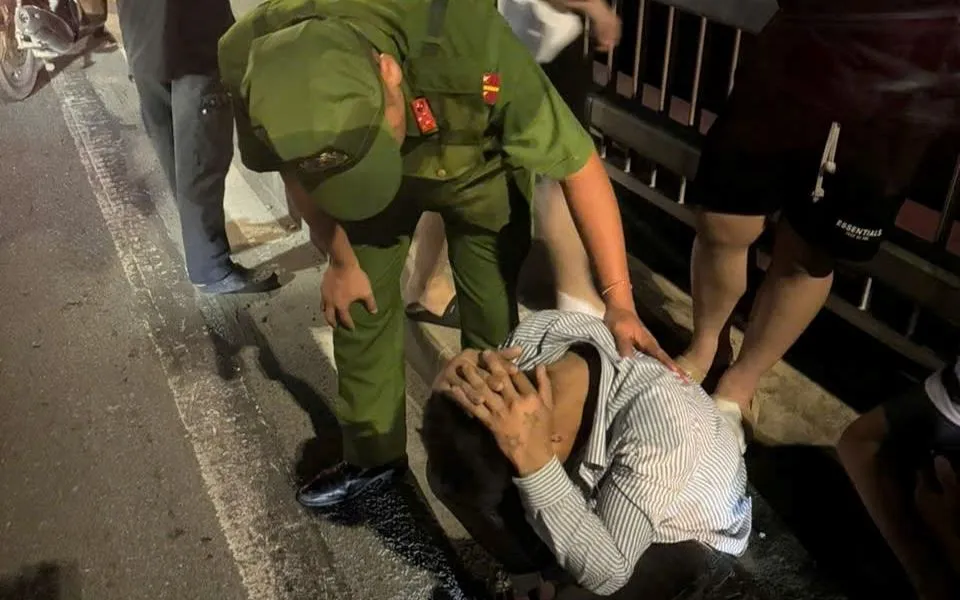 Cán bộ chiến sĩ tận tình khuyên nhủ nam thanh niên.