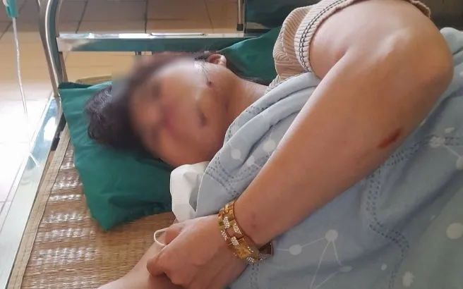 Bà Lịch đang điều trị tại bệnh viện sau khi bị hành hung. Bà Lịch đang điều trị tại bệnh viện sau khi bị hành hung.