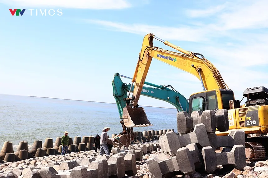 Ninh Bình khẩn trương khắc phục sự cố đê điều trước bão Matmo- Ảnh 4. Ninh Bình khẩn trương khắc phục sự cố đê điều trước bão Matmo- Ảnh 4.
