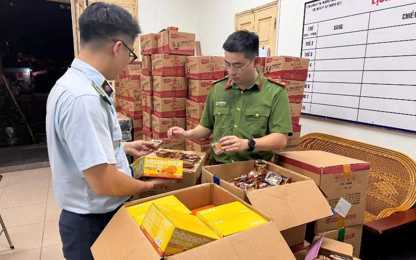 Công an phường bàn giao tang vật cho Đội Quản lý thị trường số 2 để xác minh, xử lý theo quy định. Công an phường bàn giao tang vật cho Đội Quản lý thị trường số 2 để xác minh, xử lý theo quy định.
