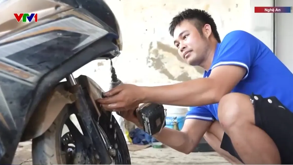 Nhiều điểm sửa xe miễn phí giúp người dân vùng lũ Nghệ An - Ảnh 1.