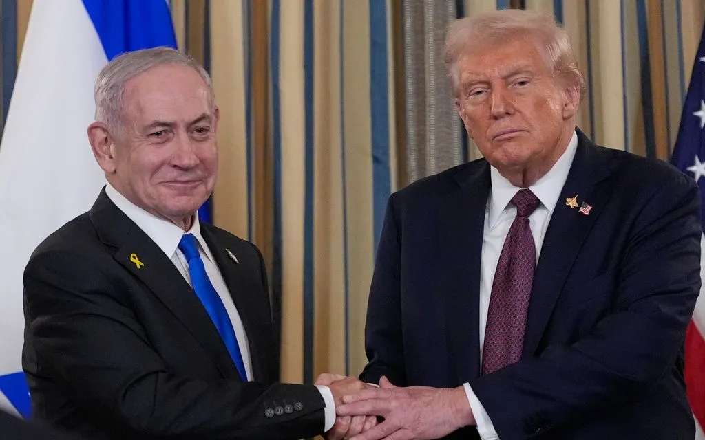 Thủ tướng Israel Benjamin Netanyahu bắt tay Tổng thống Mỹ Donald Trump sau cuộc họp báo tại phòng Tiệc bang của Nhà Trắng, Washington, ngày 29/9/2025. (Ảnh: AP)