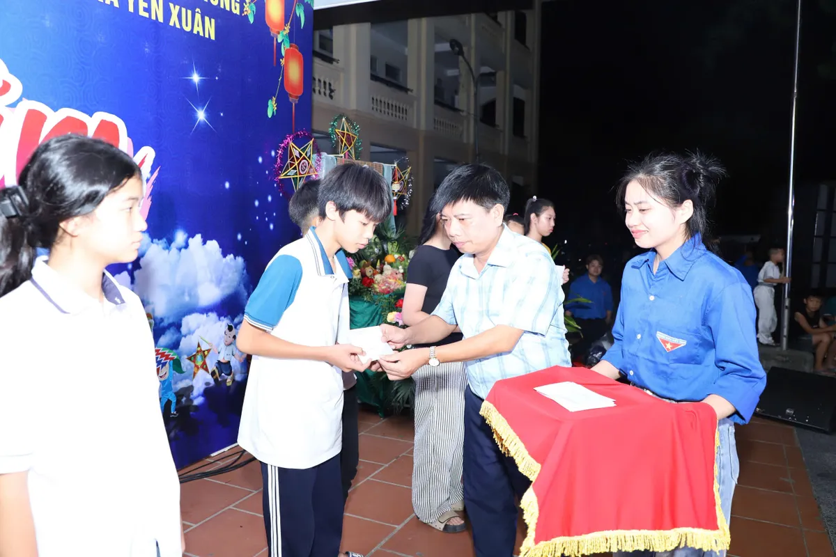 Lan tỏa thông điệp an toàn giao thông tại "Đêm hội trăng rằm" xã Yên Xuân (Hà Nội) - Ảnh 7.