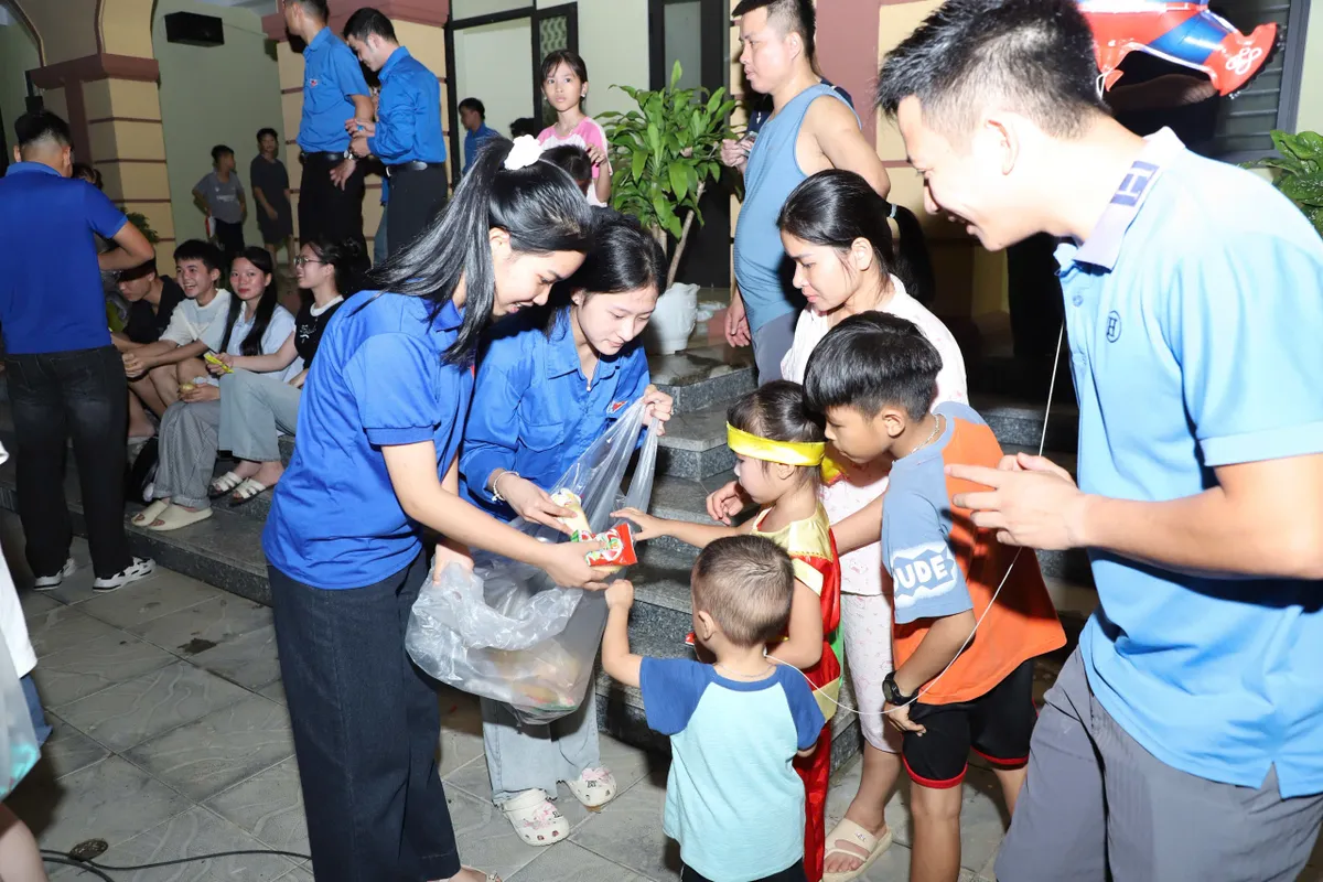 Lan tỏa thông điệp an toàn giao thông tại "Đêm hội trăng rằm" xã Yên Xuân (Hà Nội) - Ảnh 6.
