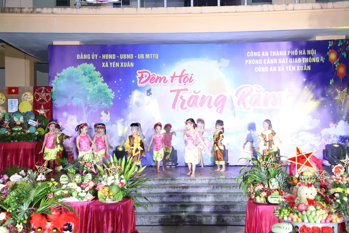 Lan tỏa thông điệp an toàn giao thông tại "Đêm hội trăng rằm" xã Yên Xuân (Hà Nội) - Ảnh 13.