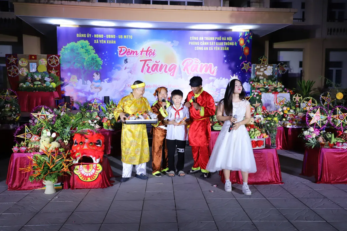 Lan tỏa thông điệp an toàn giao thông tại "Đêm hội trăng rằm" xã Yên Xuân (Hà Nội) - Ảnh 8.