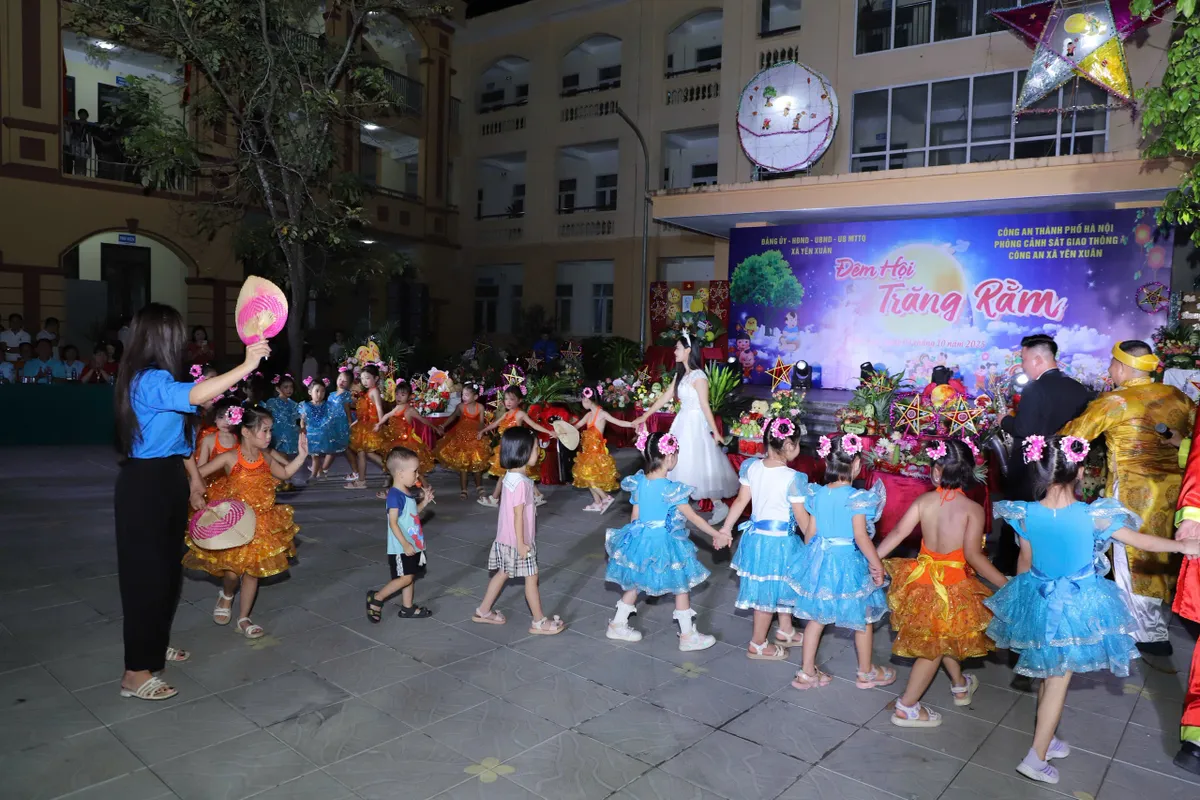 Lan tỏa thông điệp an toàn giao thông tại "Đêm hội trăng rằm" xã Yên Xuân (Hà Nội) - Ảnh 9.