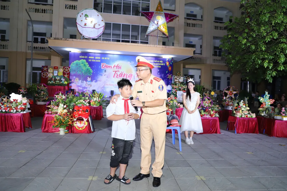 Lan tỏa thông điệp an toàn giao thông tại "Đêm hội trăng rằm" xã Yên Xuân (Hà Nội) - Ảnh 12.