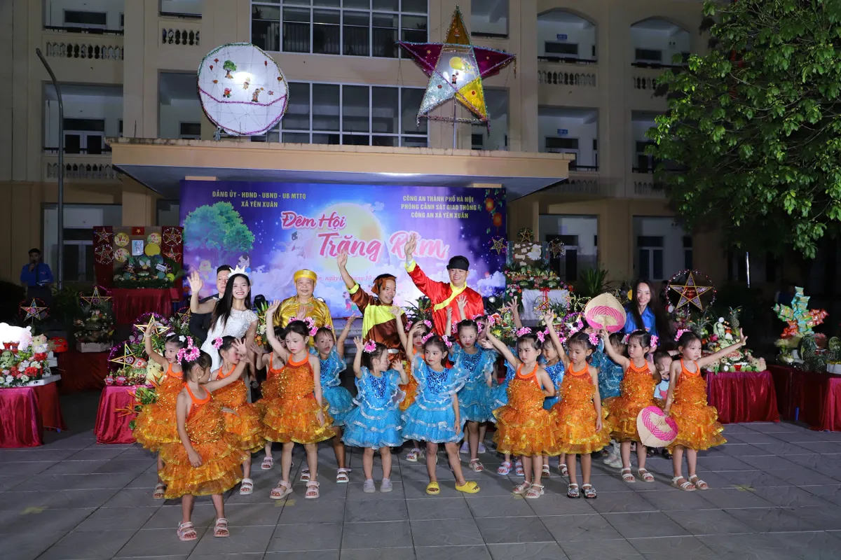 Lan tỏa thông điệp an toàn giao thông tại "Đêm hội trăng rằm" xã Yên Xuân (Hà Nội) - Ảnh 10.