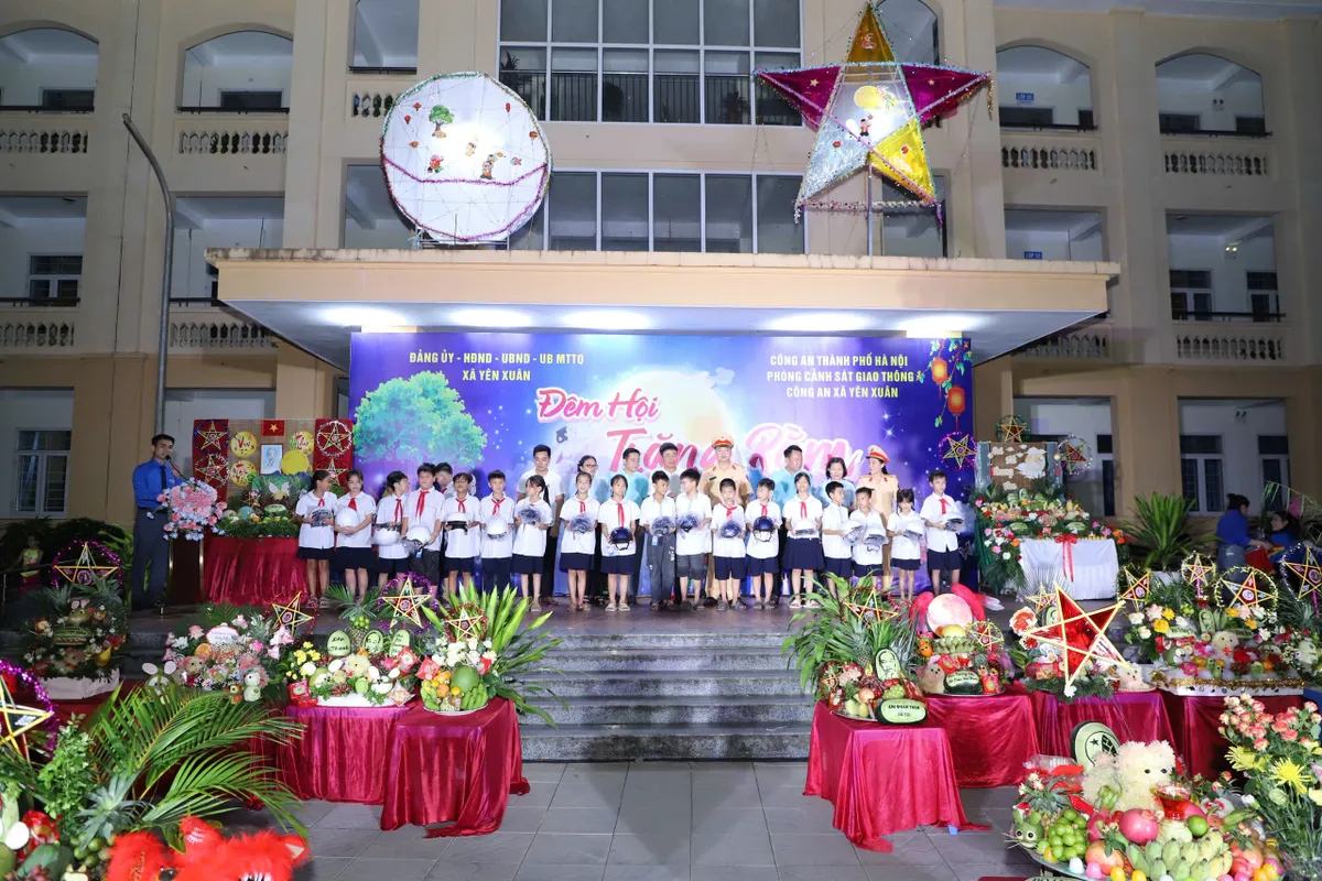 Lan tỏa thông điệp an toàn giao thông tại "Đêm hội trăng rằm" xã Yên Xuân (Hà Nội) - Ảnh 4.