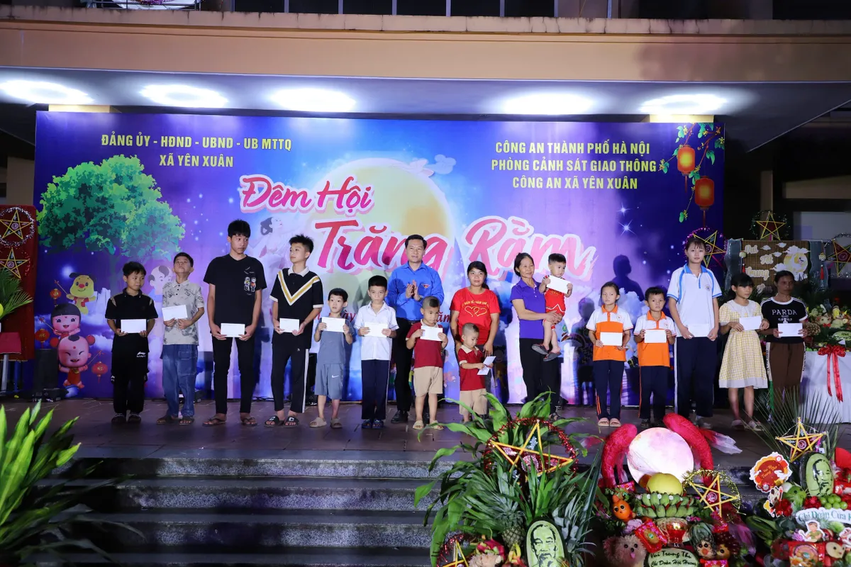 Lan tỏa thông điệp an toàn giao thông tại "Đêm hội trăng rằm" xã Yên Xuân (Hà Nội) - Ảnh 5.