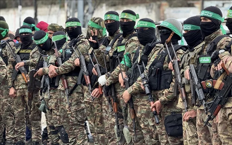 Lữ đoàn Al-Qassam, cánh vũ trang của Hamas, chuẩn bị trao trả 6 tù nhân Israel như một phần của thỏa thuận trao đổi trong giai đoạn đầu tiên của thỏa thuận ngừng bắn tại Gaza, tháng 2/2025. (Ảnh: AFP) Lữ đoàn Al-Qassam, cánh vũ trang của Hamas, chuẩn bị trao trả 6 tù nhân Israel như một phần của thỏa thuận trao đổi trong giai đoạn đầu tiên của thỏa thuận ngừng bắn tại Gaza, tháng 2/2025. (Ảnh: AFP)